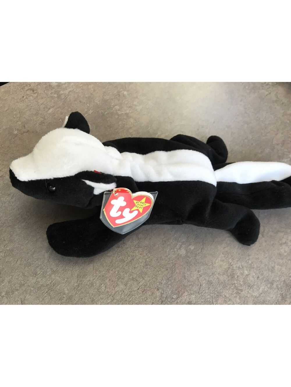 Stinky the skunk Ty Beanie Baby 1995 retired with tag errors (4017) P.V.C.